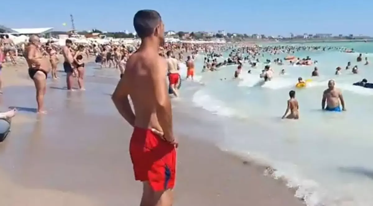 VIDEO | Fără distanțare, la mare: plajele sunt arhipline, turiștii sfidează regulile