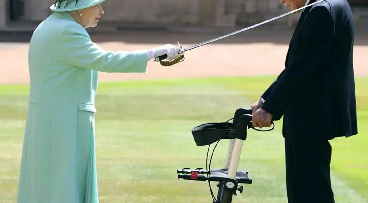 Regina Elisabeta l-a făcut cavaler pe căpitanul Tom Moore. Veteranul a strâns peste 30 de milioane de lire sterline pentru sistemul medical britanic