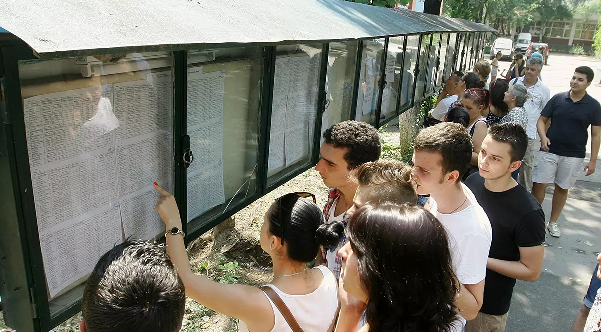 Guvernul a aprobat premii în bani pentru elevii care au terminat examenele naționale cu media generală 10