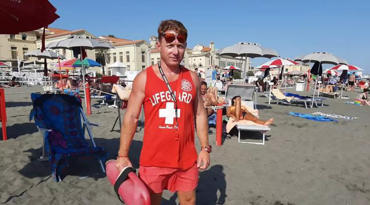 salvamarul român din Italia devenit erou după ce a salvat un băiat de la înec