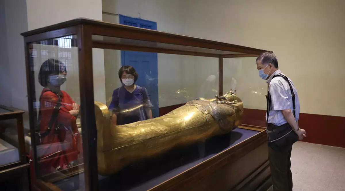 Ce au găsit muzeografii în două sarcofage egiptene miniaturale FOTO: EPA-EFE/KHALED ELFIQI