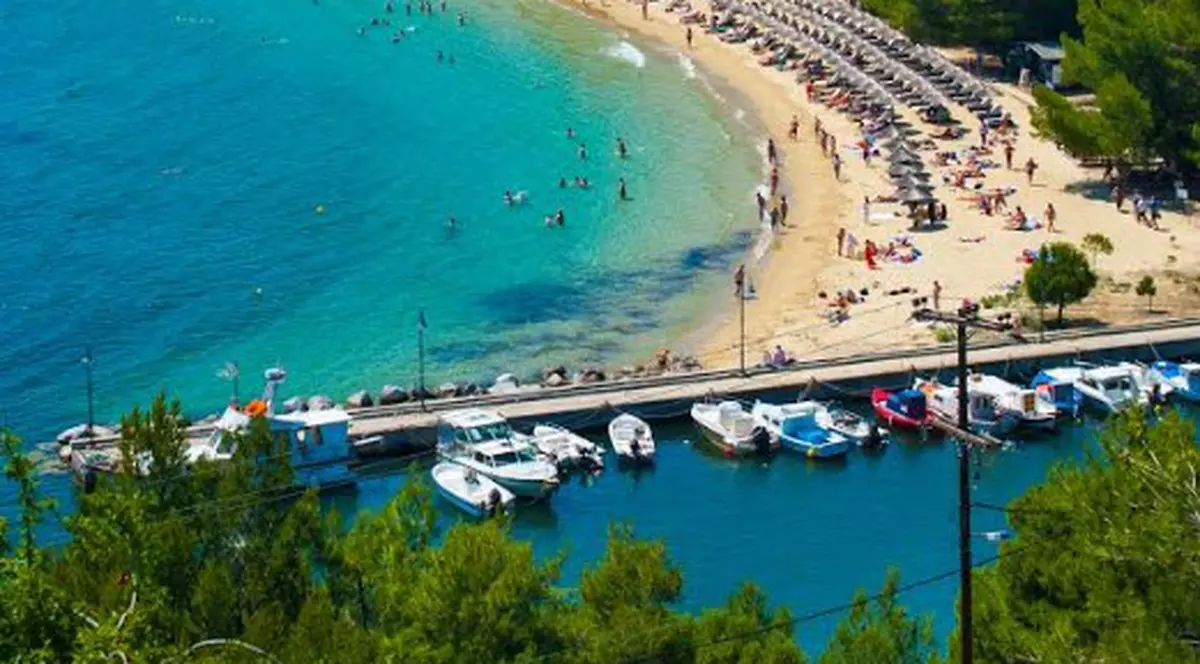 Concediu încântător în Skiathos, marcat de plaje exotice și situri istorice (PUBLICITATE)