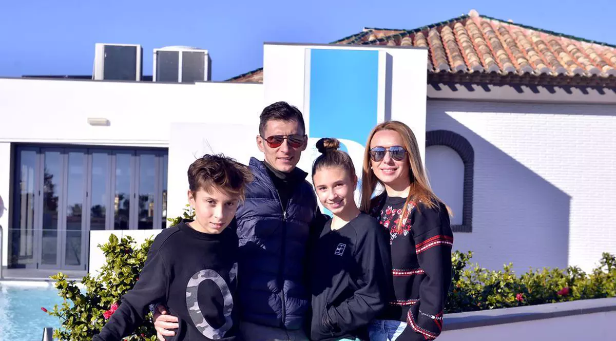 Sergiu Radu alături de familia sa