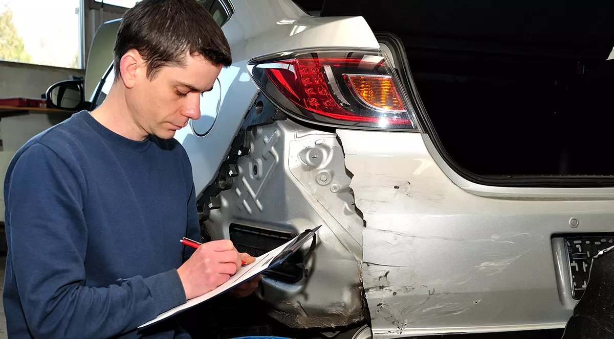 Cum ajung clienții să-și plătească reparațiile, deși sunt asigurați. Service-urile auto se plâng că nu-și primesc banii, asiguratorii acuză facturi umflate