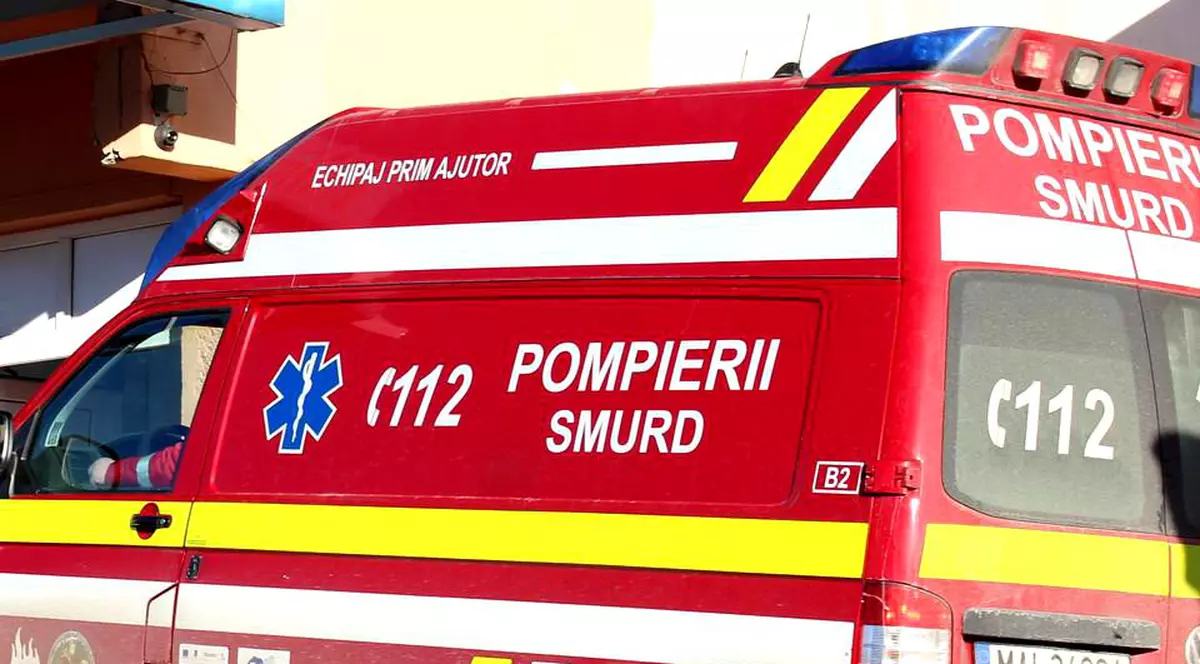 Un bărbat dezbrăcat a ameninţat Poliţia cu o rangă şi un levier, apoi a căzut de la balconul unui bloc din Bucureşti. Individul a murit la spital