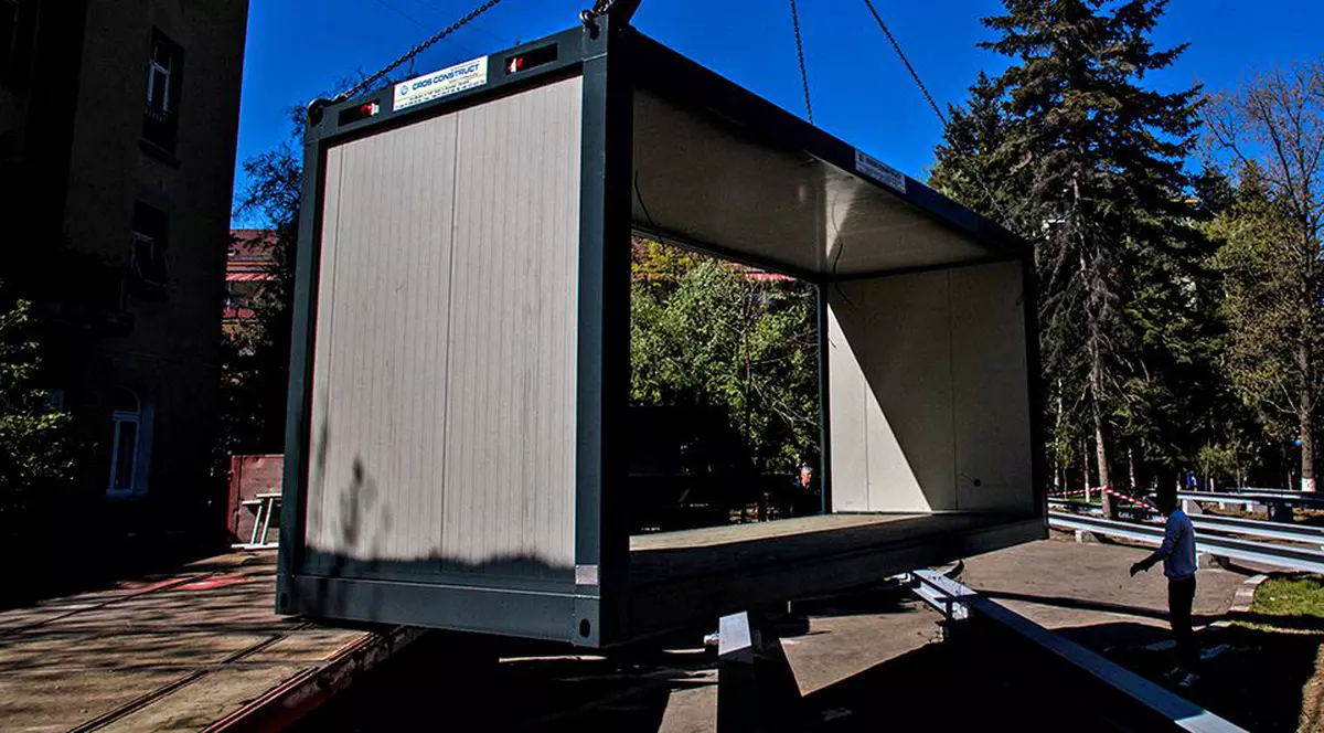 Spitalul modular pentru bolnavii COVID-19 din curtea Elias, gata de o lună, nu poate fi folosit. Managerul spitalului Elias nu a cerut aviz: "Nu am timp"