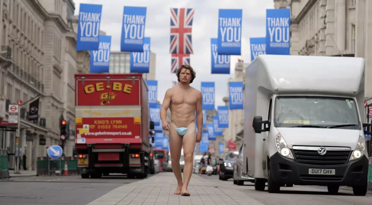 Cine este bărbatul care s-a plimbat prin centrul Londrei “îmbrăcat” doar cu o mască chirurgicală