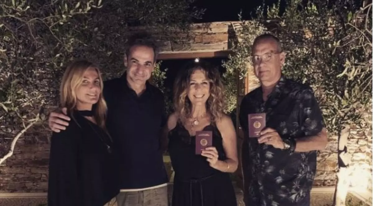 Premierul grec Kyriakos Mirsotakis a publicat pe contul său de Instagram o fotografie în care apare alături de actorii Tom Hanks și Rita Wilson. sursa foto: Kyriakos Mitsotakis/Instagram