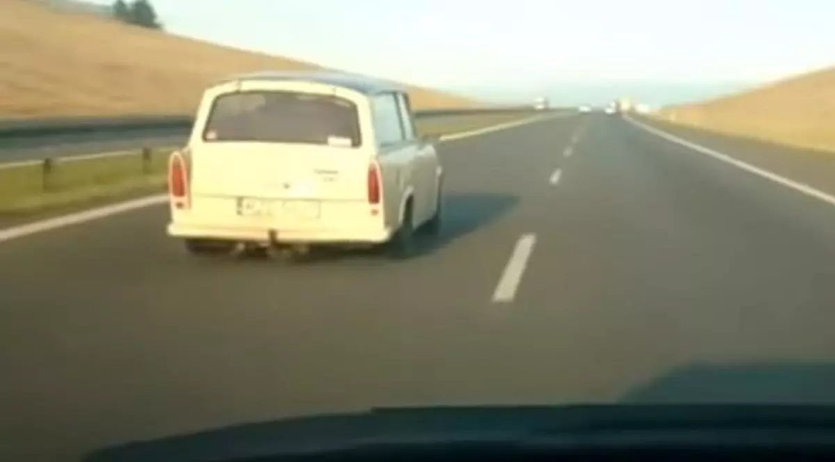 Moment uimitor pe autostradă: să fii depășit la 180 km/h de un ...Trabant!