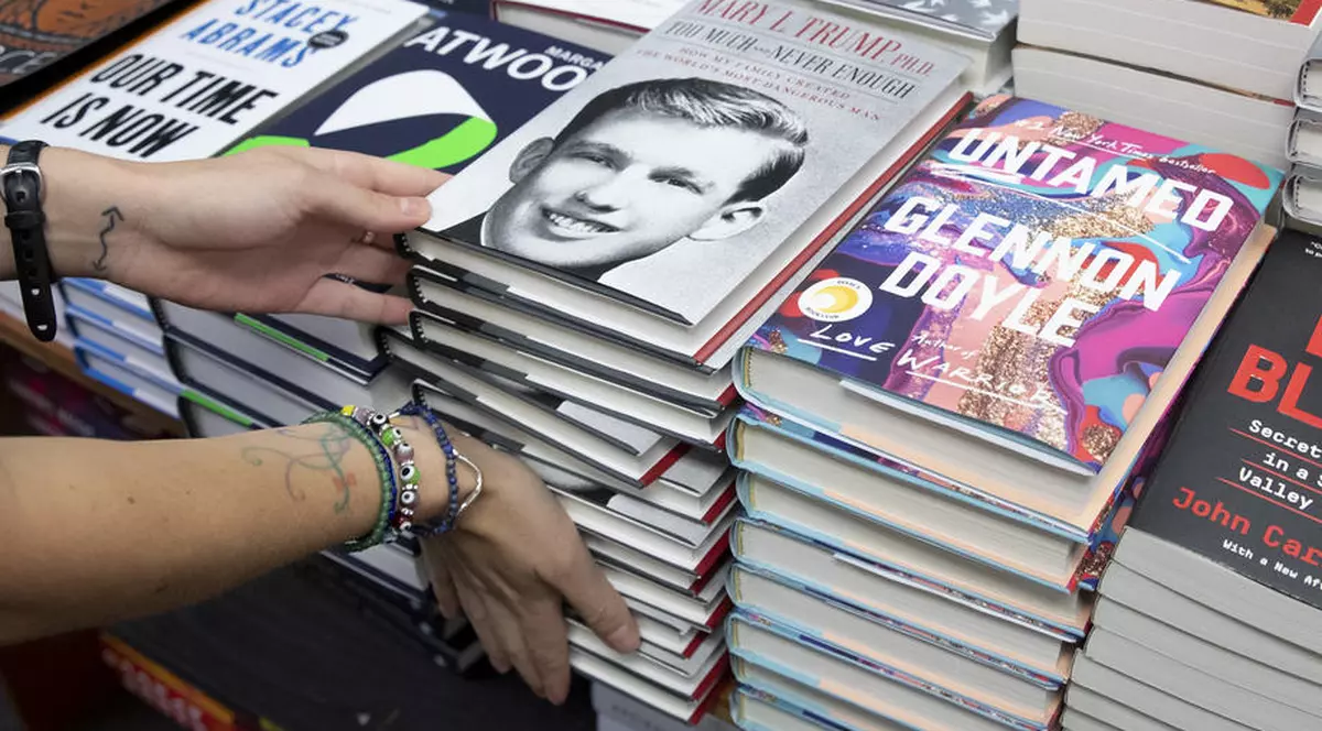 Cartea cu dezvăluiri explozive despre Trump, scrisă chiar de nepoata președintelui, s-a vândut într-un milion de exemplare în prima zi