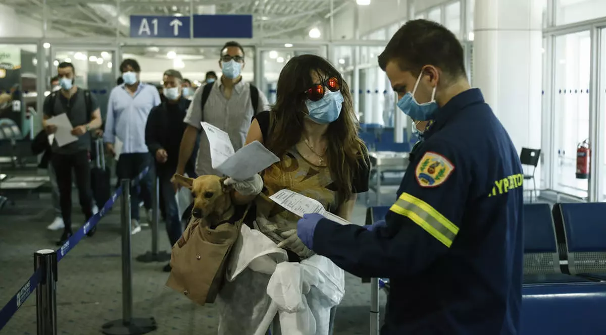 Noi restricții pentru românii care merg cu avionul în Grecia. Turiștii sunt obligați să prezinte un test negativ de COVID la intrarea în țară