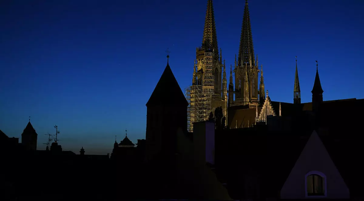 Un bărbat a căzut de schela catedralei din Regensburg în timp ce-și făcea un selfie