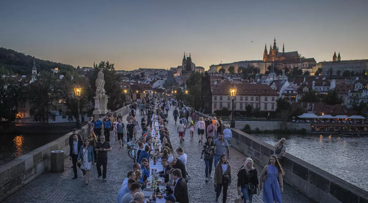 Cehii au dat o petrecere uriașă în care au spus „adio, Covid-19”, deși OMS a avertizat că pandemia e departe de a fi trecut FOTO: EPA