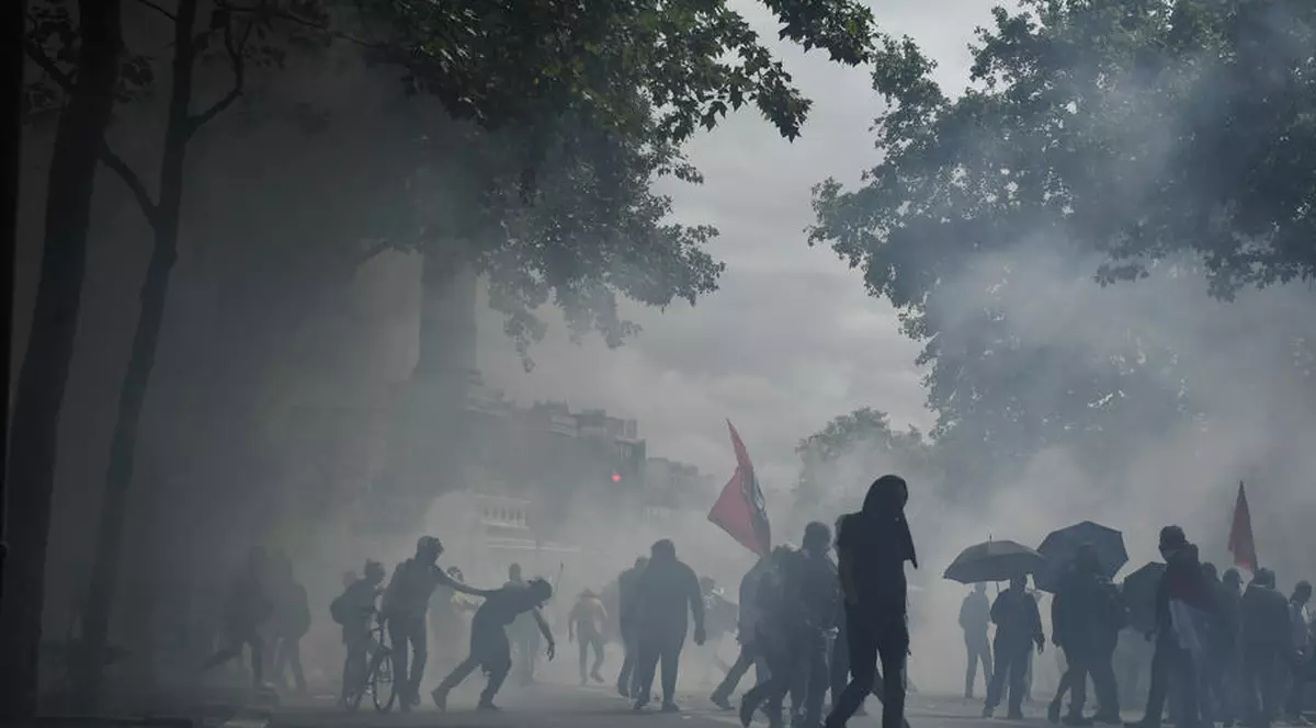 Violențe la Paris chiar de Ziua Franței. Poliția a folosit gaze lacrimogene împotriva manifestanților