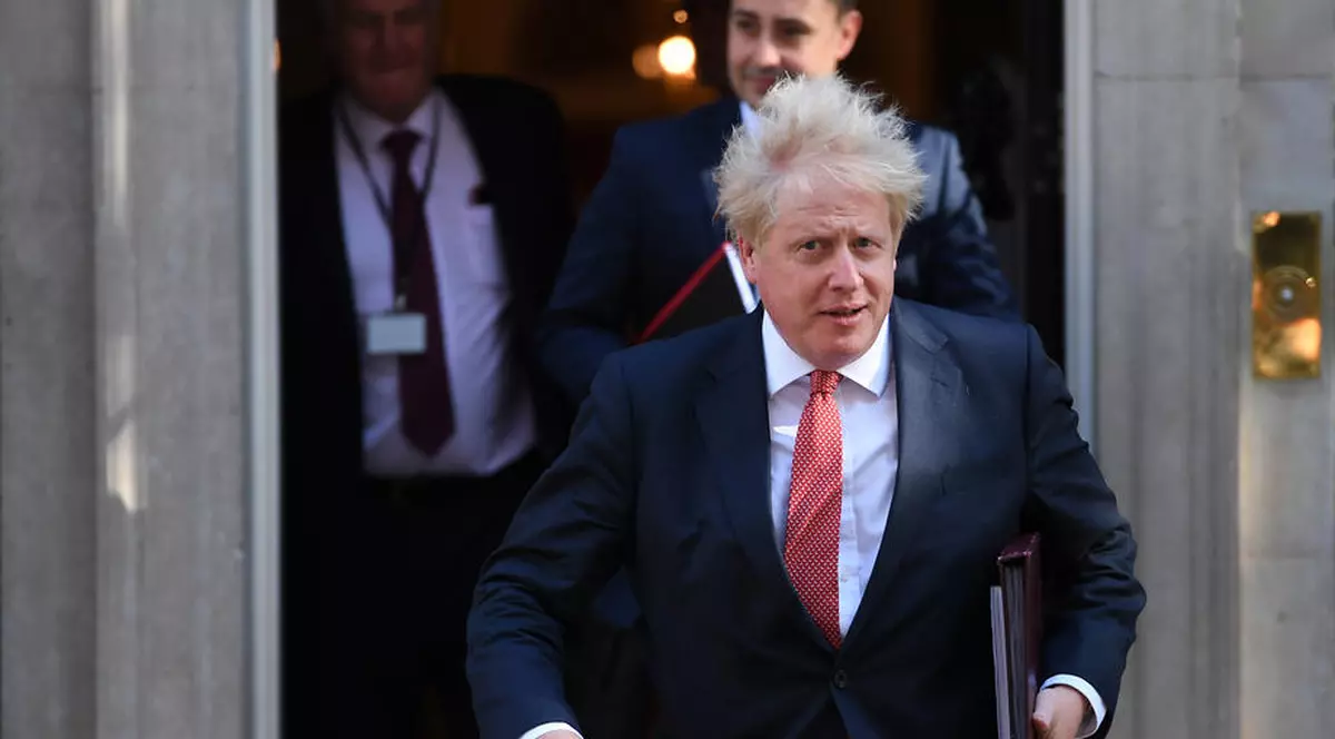 Guvernul britanic a dat contracte de miliarde de lire pentru echipament medical unor apropiați sau firme de apartament, sub pretextul urgenței COVID