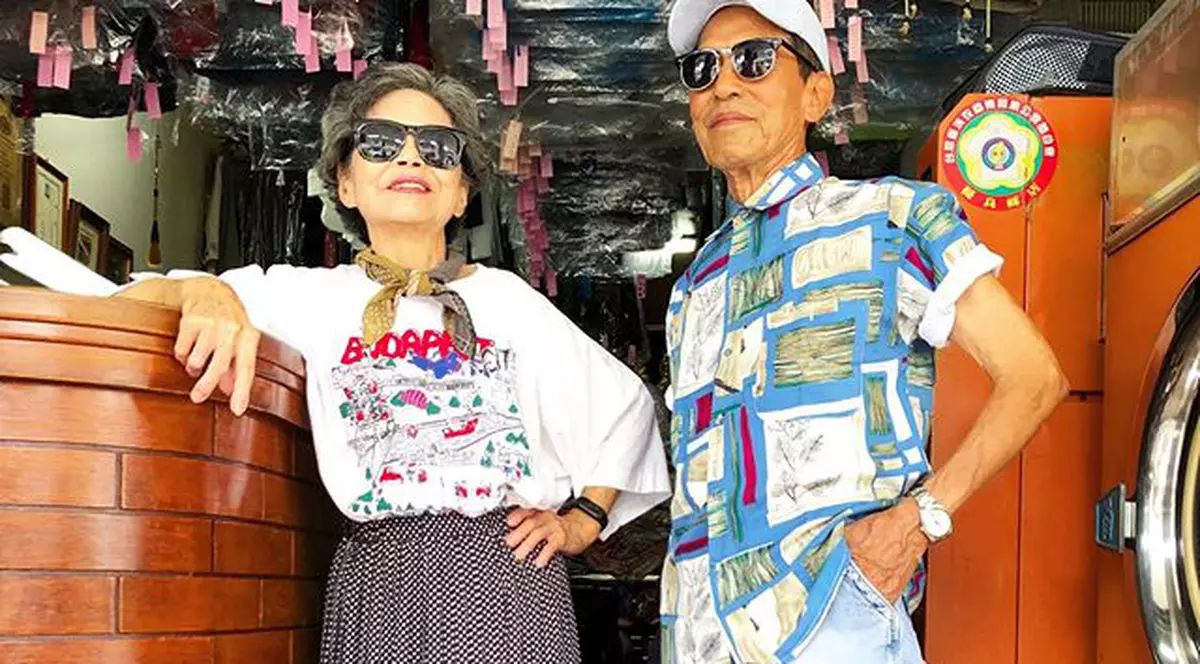 Doi bătrâni din Taiwan au pozat ca modele îmbrăcați cu haine abandonate într-o spălătorie