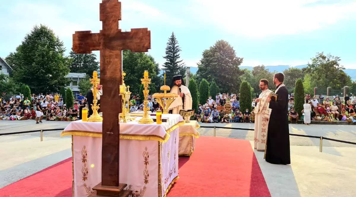 Mânăstirea Curtea de Argeș, luată cu asalt de credincioși. Doar 1.000 au intrat, iar moaștele Sfintei Filofteia n-au fost scoase în procesiune