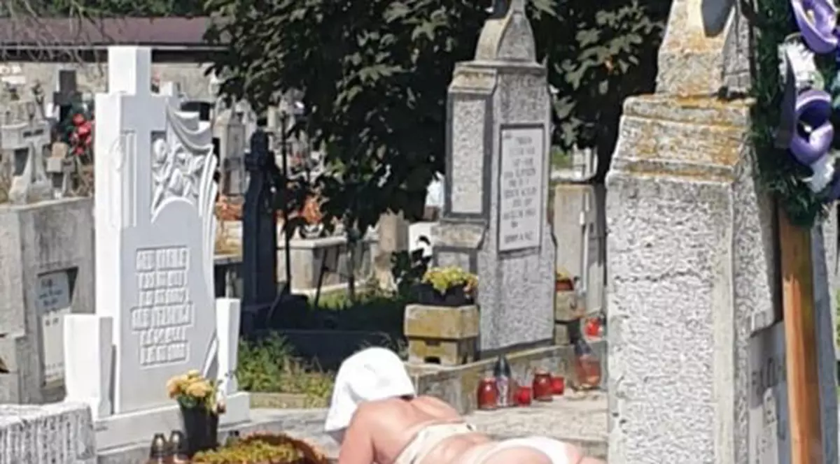 La plajă, într-un cimitir din Alba Iulia. O femeie şi-a întins pătura pe un mormânt