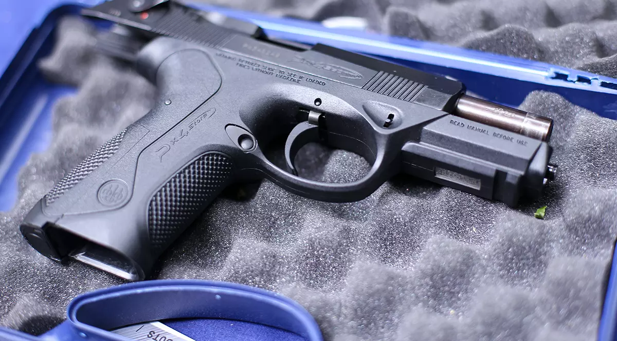 Bărbat reținut în București, după ce a amenințat cu un pistol și o sabie pe internet o persoană și familia acesteia