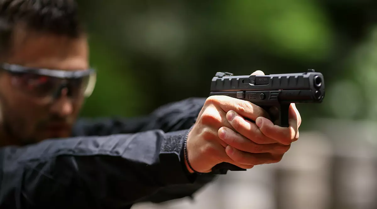 Polițiștii români primesc pistoale Beretta și aruncă la coș anticele Carpați﻿