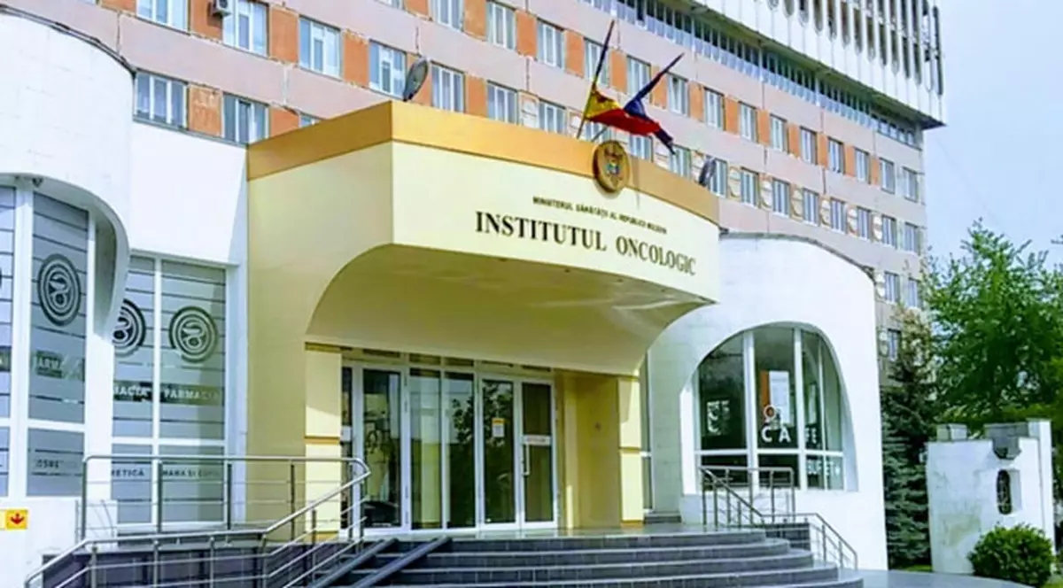 Femeie bolnavă de cancer, obligată să dea 8.000 de lei mită echipei de chirurgi. Un medic din Chișinău, reținut