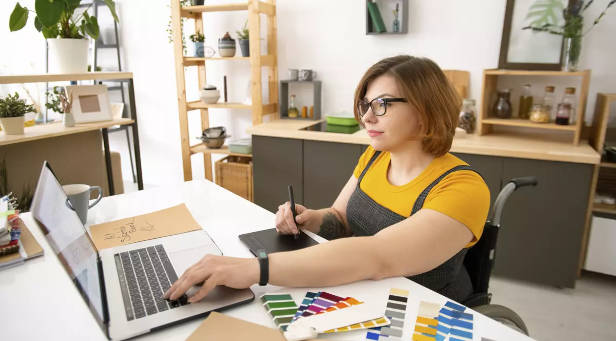 Ce salarii se câștigă în design grafic? Femeie care lucrează pe un MacBook