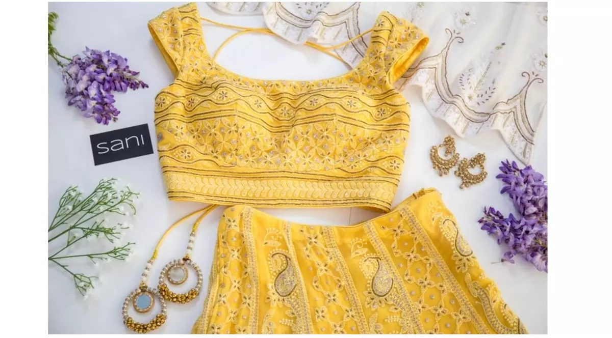 (Publicitate) 6 modele de bluze care pun în valoare decolteul