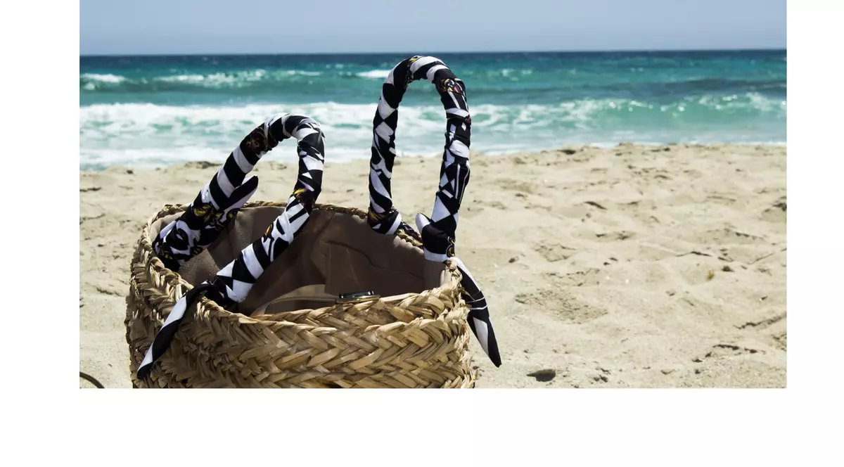 (Publicitate) 5 articole pe care oricine ar trebui să le aibă în geanta de plajă