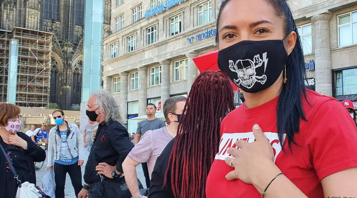 Deutsche Welle: O prostituată din România protestează în Germania pentru redeschiderea bordelurilor. „Am o fiică şi trebuie să muncesc pentru a o întreţine”