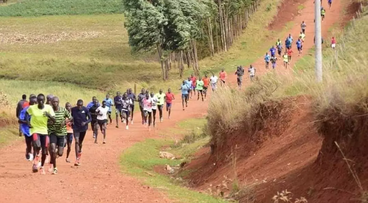 Atleți kenyeni antrenându-se în Iten