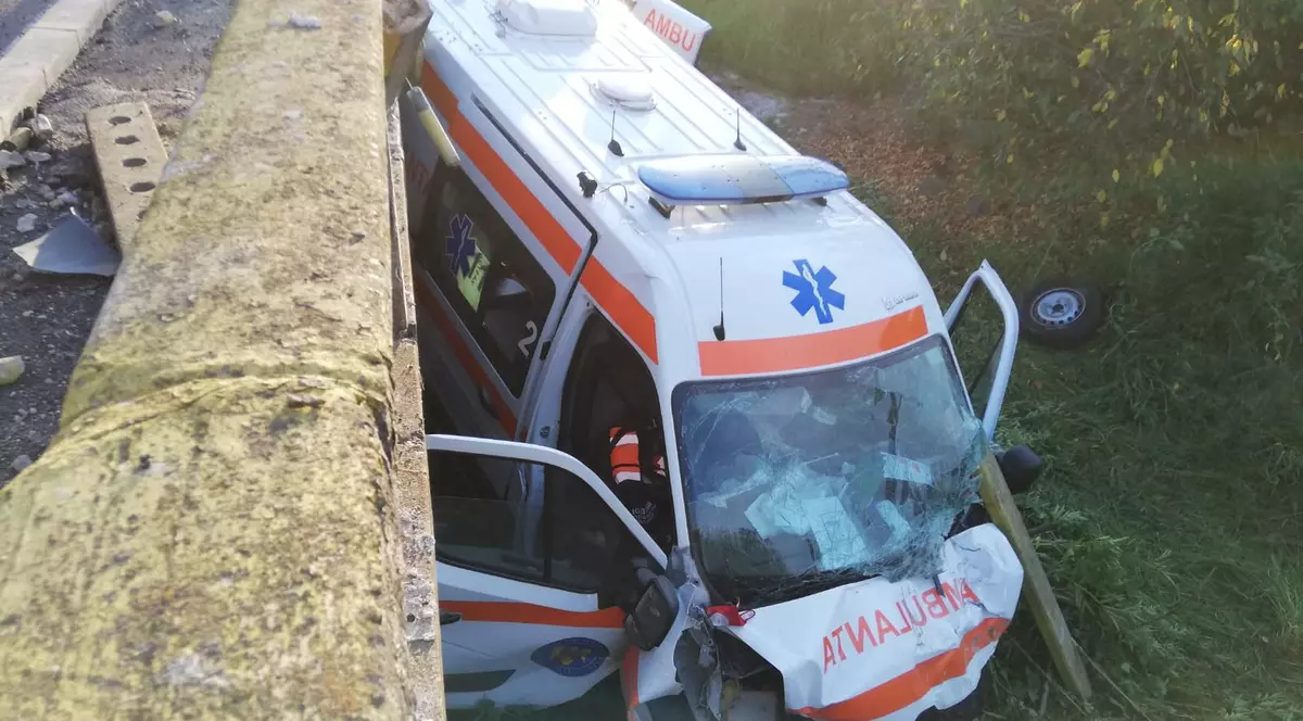 O ambulanță care transporta o pacientă COVID-19 a căzut de pe un pod în urma unui accident. Femeia a murit la spital