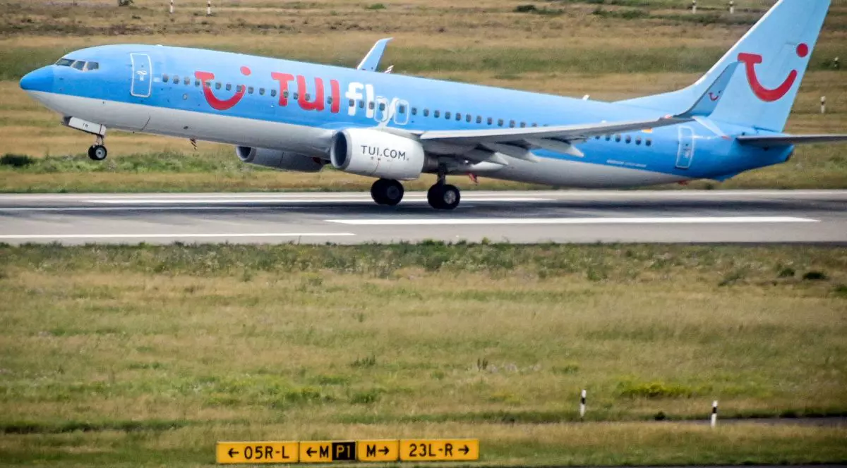 ”Dezastru” la bordul unui avion pe ruta Grecia-UK: 16 turiști testați pozitiv. O pasageră acuză ”covidioții” care nu purtau măști