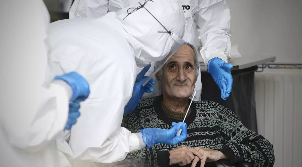 De ce COVID-19 afectează mai mult bărbații decât femeile? Cercetătorii au noi indicii. E posibil să fie nevoie de doze diferite la vaccin