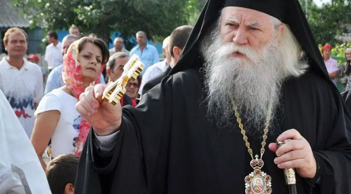 Preoți reclamați pentru implicare în traficul de țigări și de lemn. Ce măsură a luat noul arhiepiscop al Sucevei