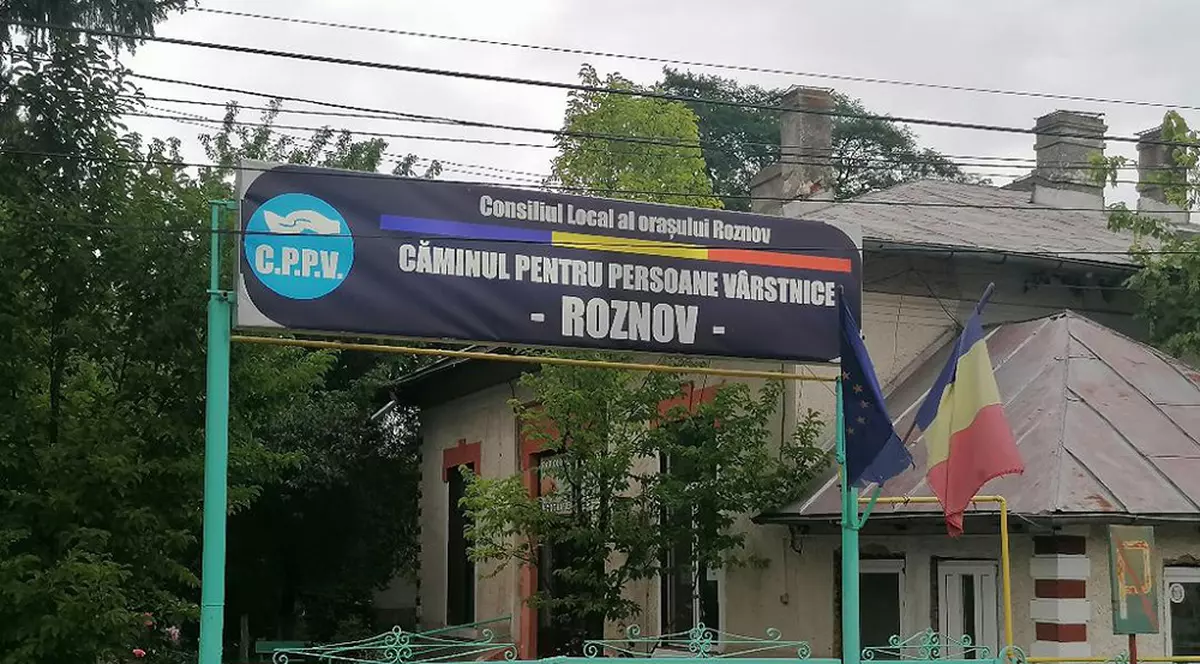 Directorul unui cămin de bătrâni din Neamț și-a luat concediu două luni, în plin focar de COVID-19. Prefectul îl acuză că face campanie electorală
