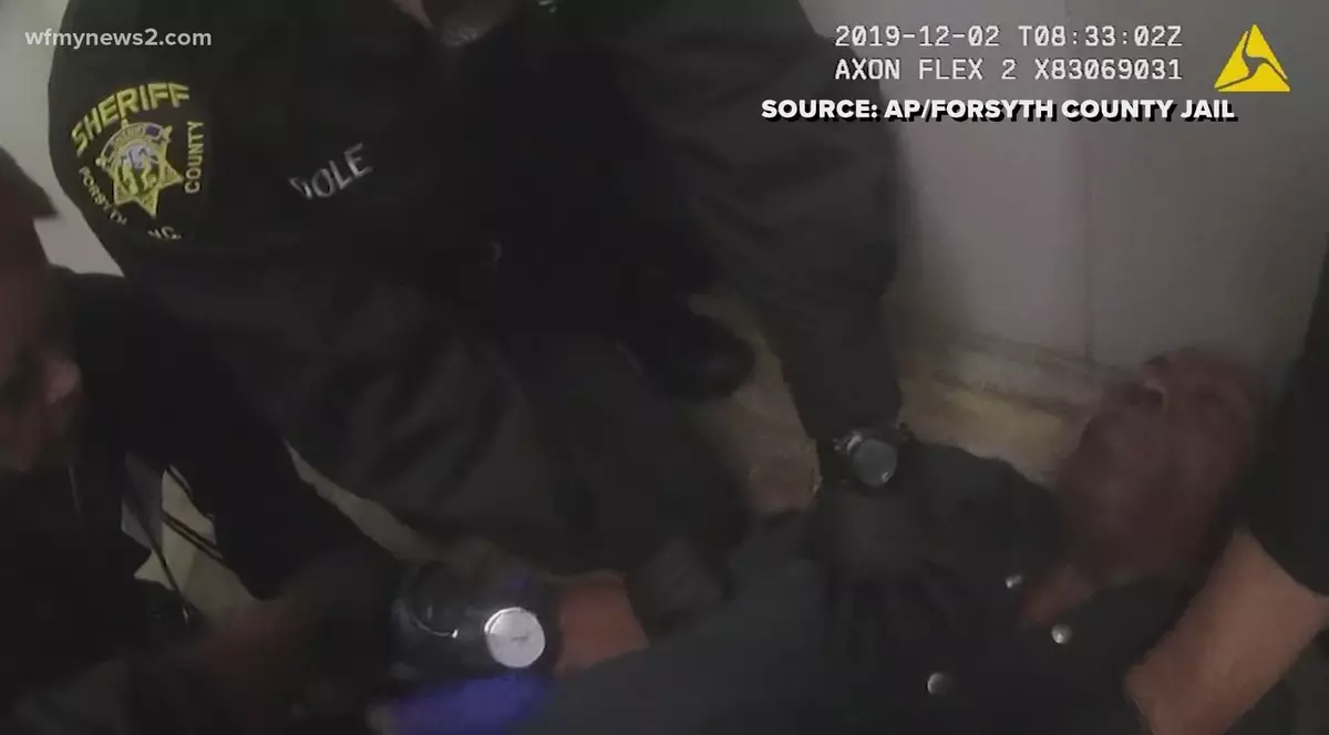 Un afro-american a murit într-un penitenciar din SUA după ce a fost imobilizat de ofițeri și a spus “nu pot să respir”