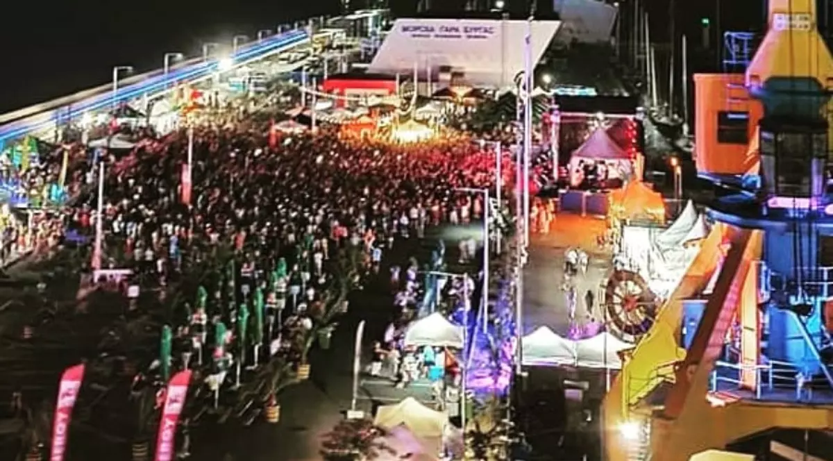 VIDEO | Imagini incredibile din Bulgaria, de la un festival de muzică cu 10.000 de oameni. Hituri din anii '90, fără măști și distanțare socială