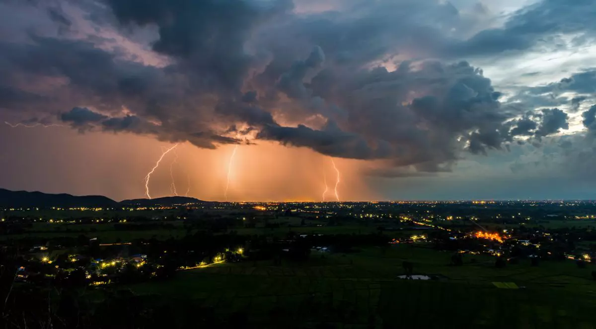 VIDEO Avertizări meteo pentru aproape jumătate de țară. Care sunt județele vizate de cod portocaliu de furtuni