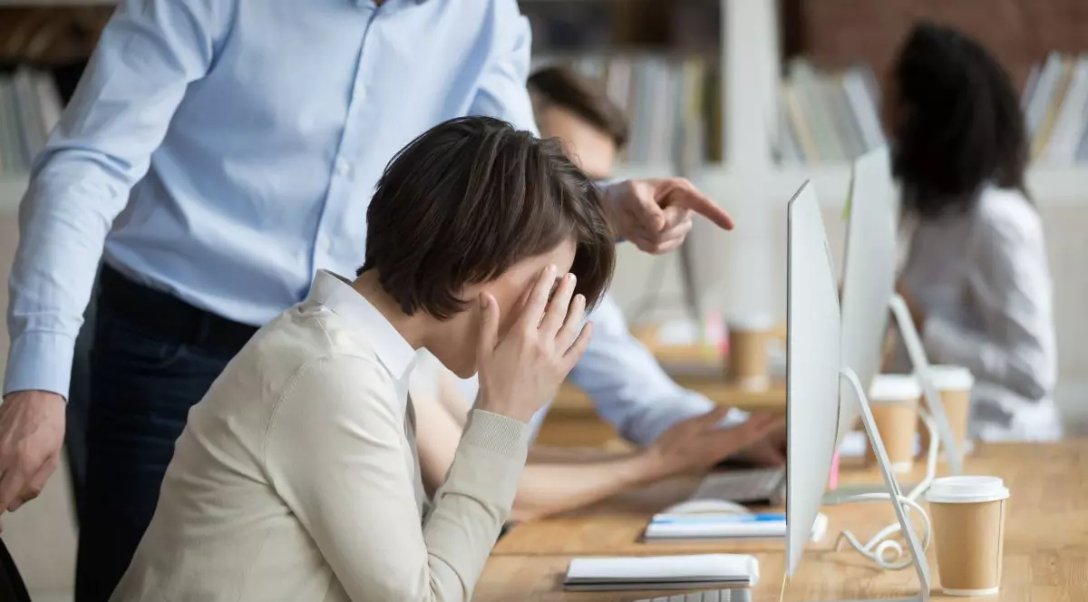 Președintele Iohannis a promulgat astăzi legea care interzice hărțuirea la locul de muncă