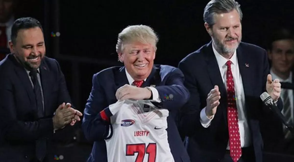 VIDEO. Scandal cu tentă sexuală în SUA. Unul dintre susținătorii aprigi ai lui Trump demisionează din fruntea unei universități, în urma unor dezvăluiri din dormitorul familiei