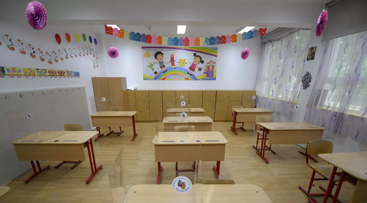 În ce condiții se suspendă cursurile într-o clasă sau în toată școala