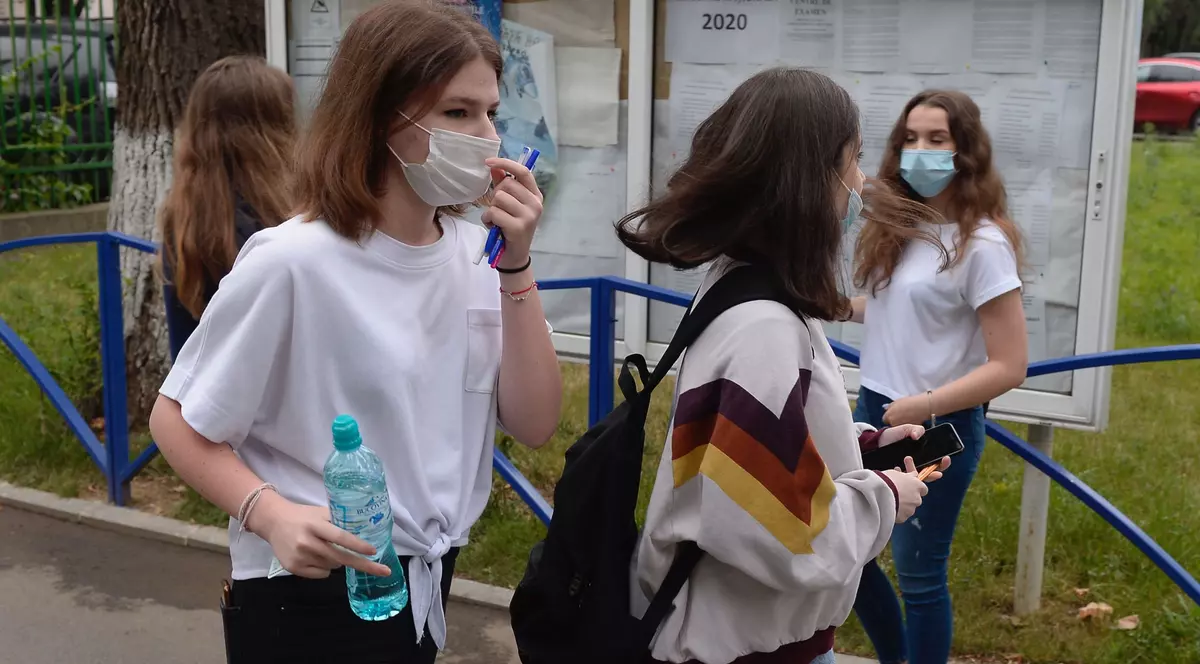 Sondaj. Aproape jumătate dintre părinţi cred că decizia de a închide şcolile nu este una bună