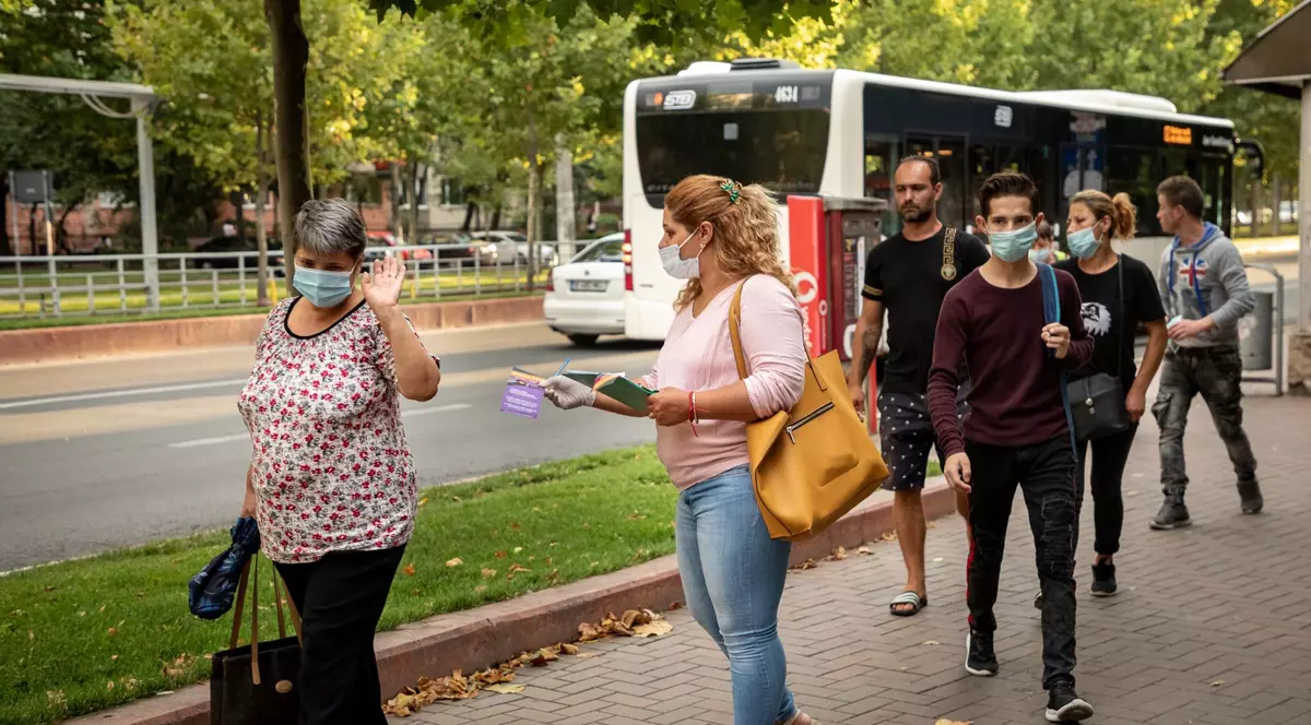 “Din stradă, la primărie”. Cum a decis o femeie evacuată din casa ei să candideze la alegerile locale. Și cum e să strângi semnături pe bune