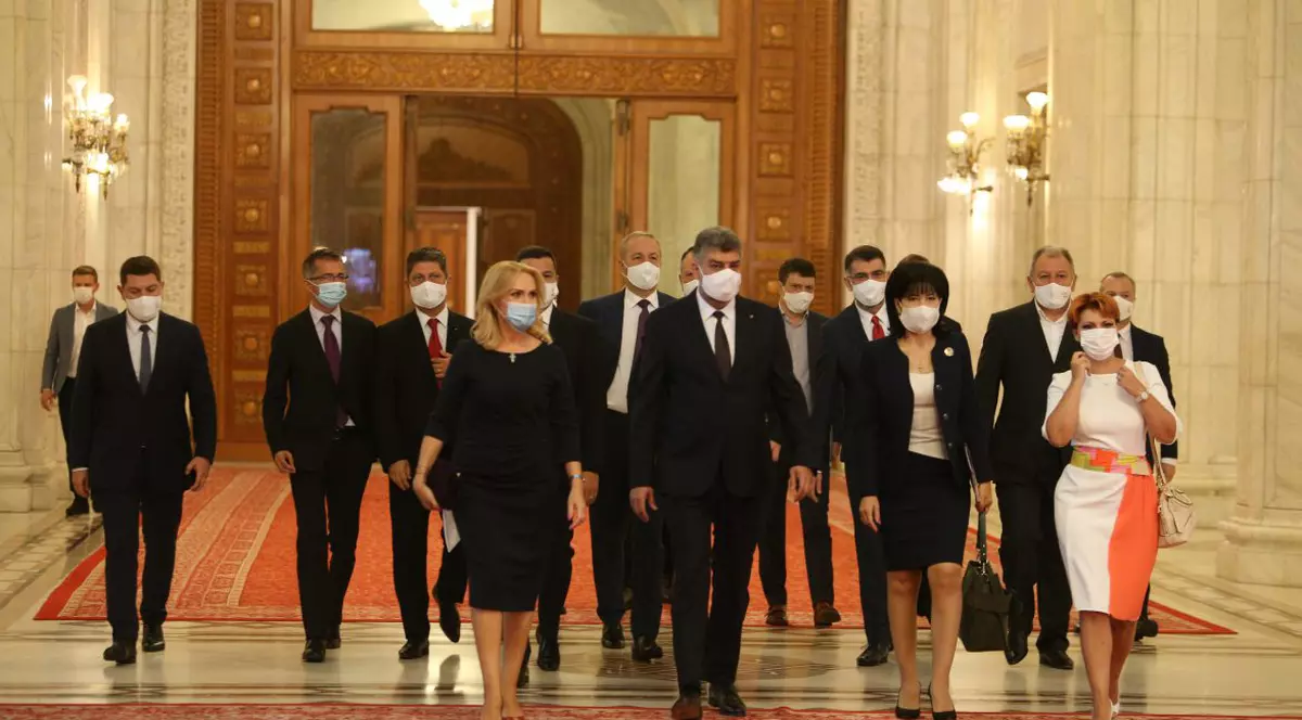 Liderii PSD sosesc la Palatul Parlamentului, unde se desfășoară Congresul. Cei mai mulți membri ai partidului participă însă prin videoconferință Foto: Dumitru Angelescu / Libertatea