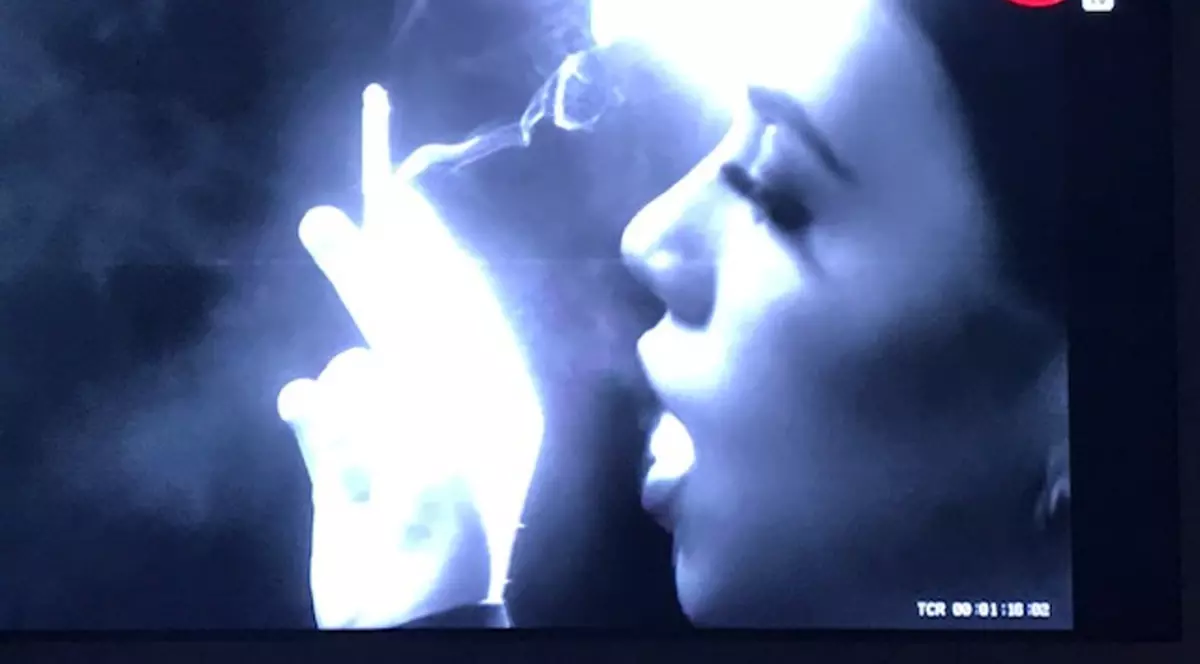 Un clip în care Roxen fumează este difuzat pe canalele muzicale fără respectarea măsurilor de protecție a minorilor