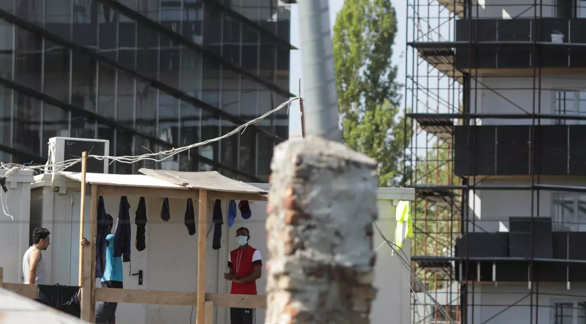 Cei 32 de muncitori din India infectați cu COVID-19 pe un șantier din București au fost internați în spital. Ceilalți 76, testați negativ, intră în carantină