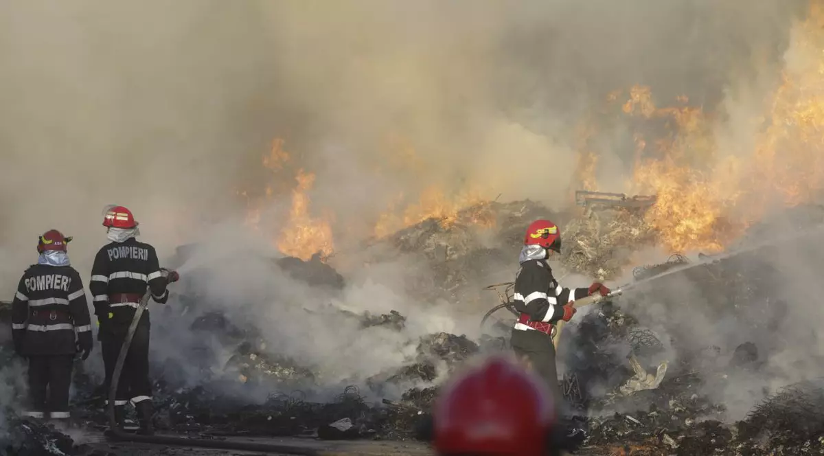 Incendiu de vegetație în Chitila. Locuitorii Capitalei, alertaţi prin sistemul Ro-Alert FOTO: Inquam Photos / Octav Ganea
