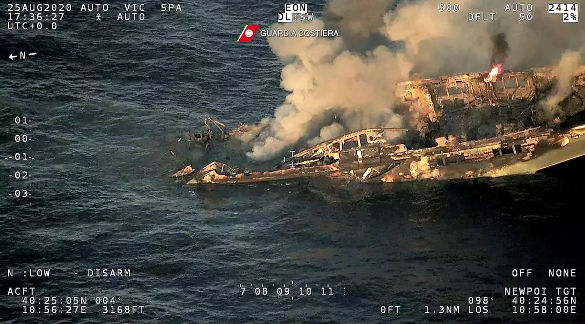 VIDEO | Momentele dramatice în care 17 oameni sunt salvați de pe un iaht cuprins de flăcări, în largul Sardiniei