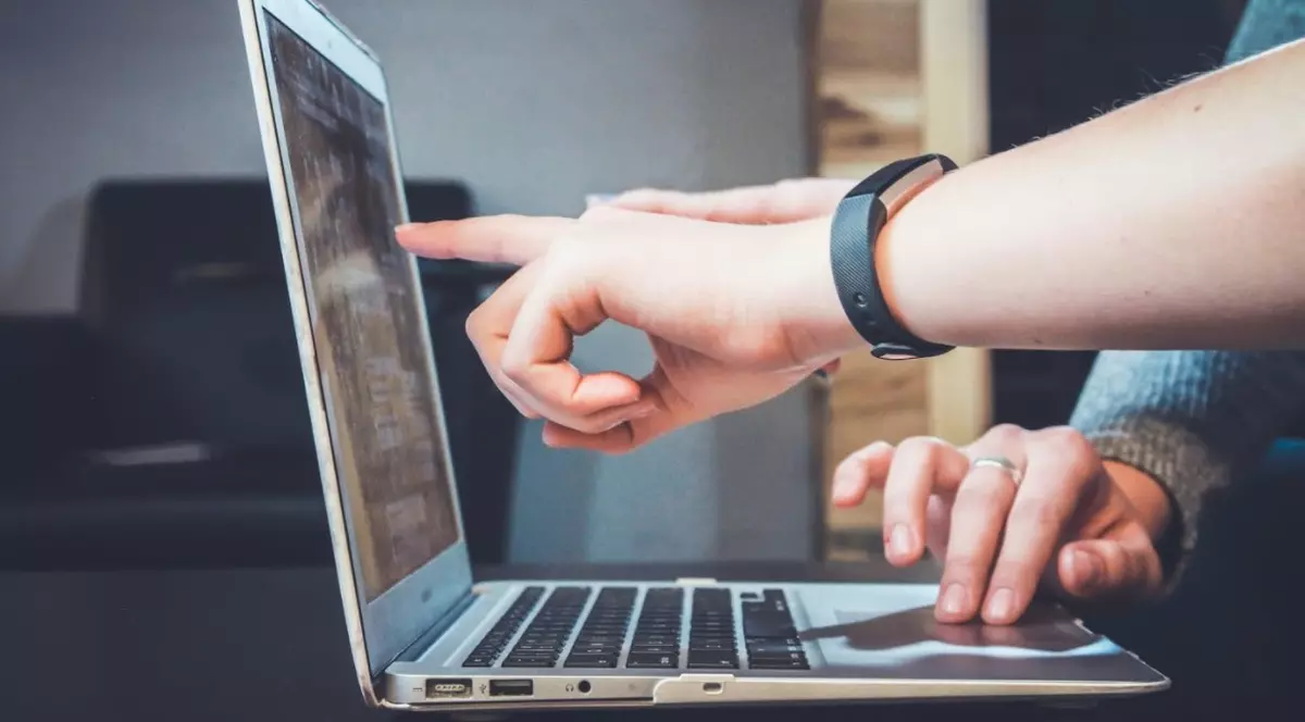 VIDEO | Un cuplu din Rio de Janeiro, surprins în timp ce întreținea relații sexuale în timpul unei conferințe online. Cum au reacționat participanții