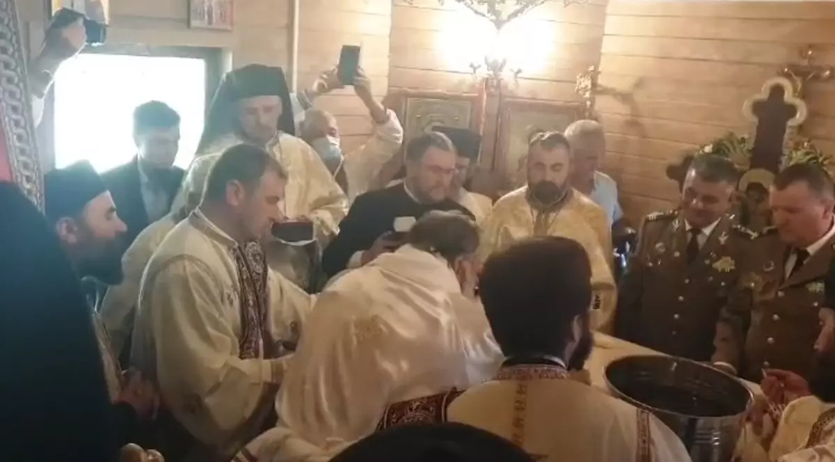 Înghesuială la ceremonia de sfinţire a bisericii din Cireşoaia. Arhiepiscopul Romanului și Bacăului a ignorat regulile anti-COVID